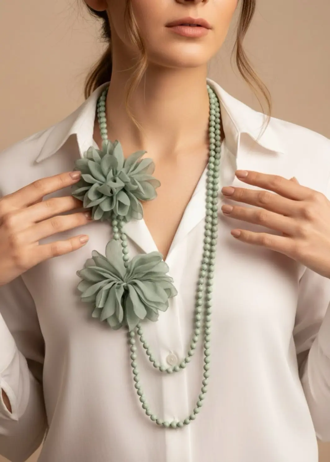 Collar largo de bolas verdes con 2 flores de tela