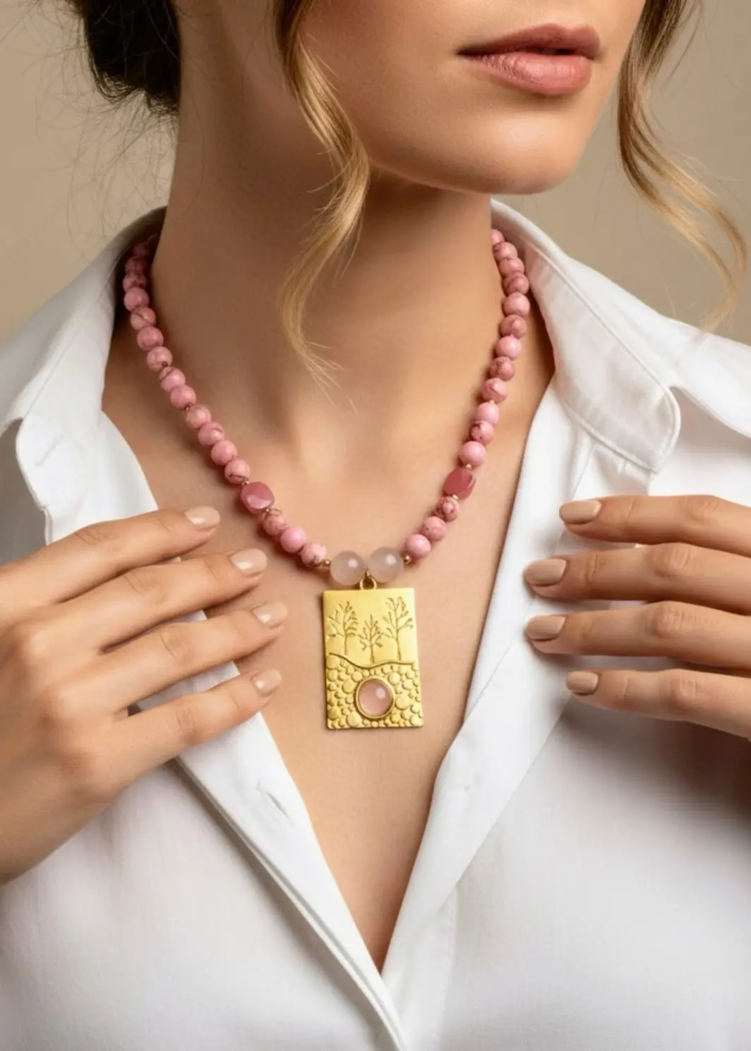 Collar de 44 cm con piedras naturales y pieza grabada de zamac