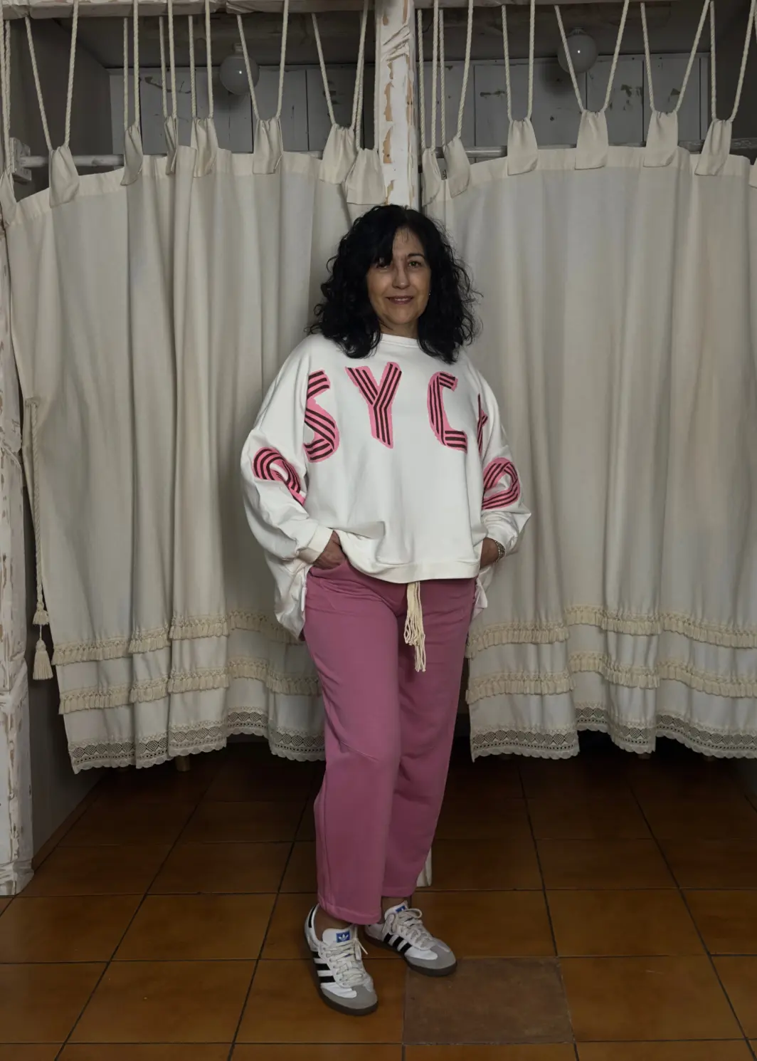 Sudadera Overside  con letras rosas