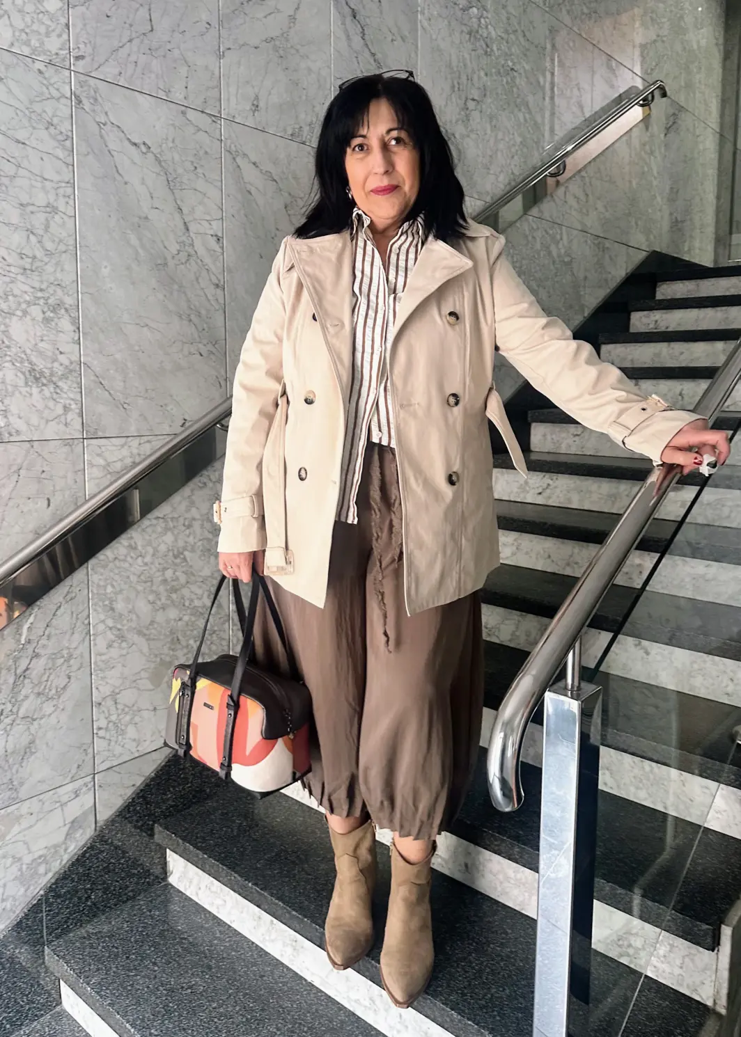 PANTALÓN CON PLIEGUES Y GOMA EN CINTURA