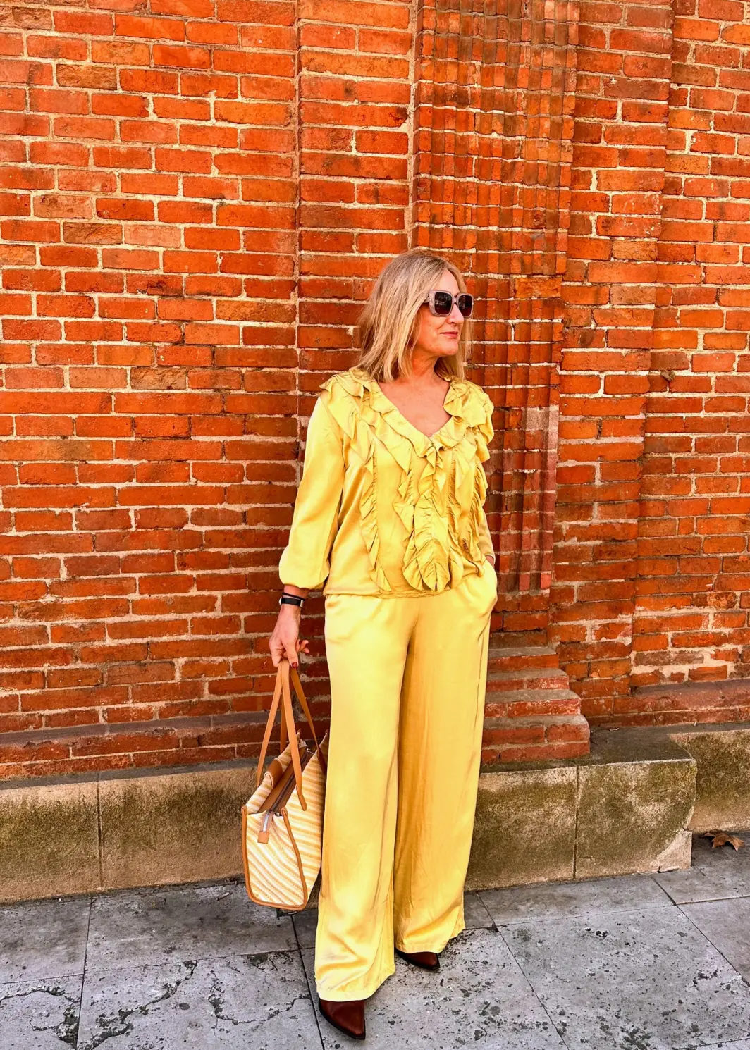 Conjunto amarillo de pantalón y blusa volantes