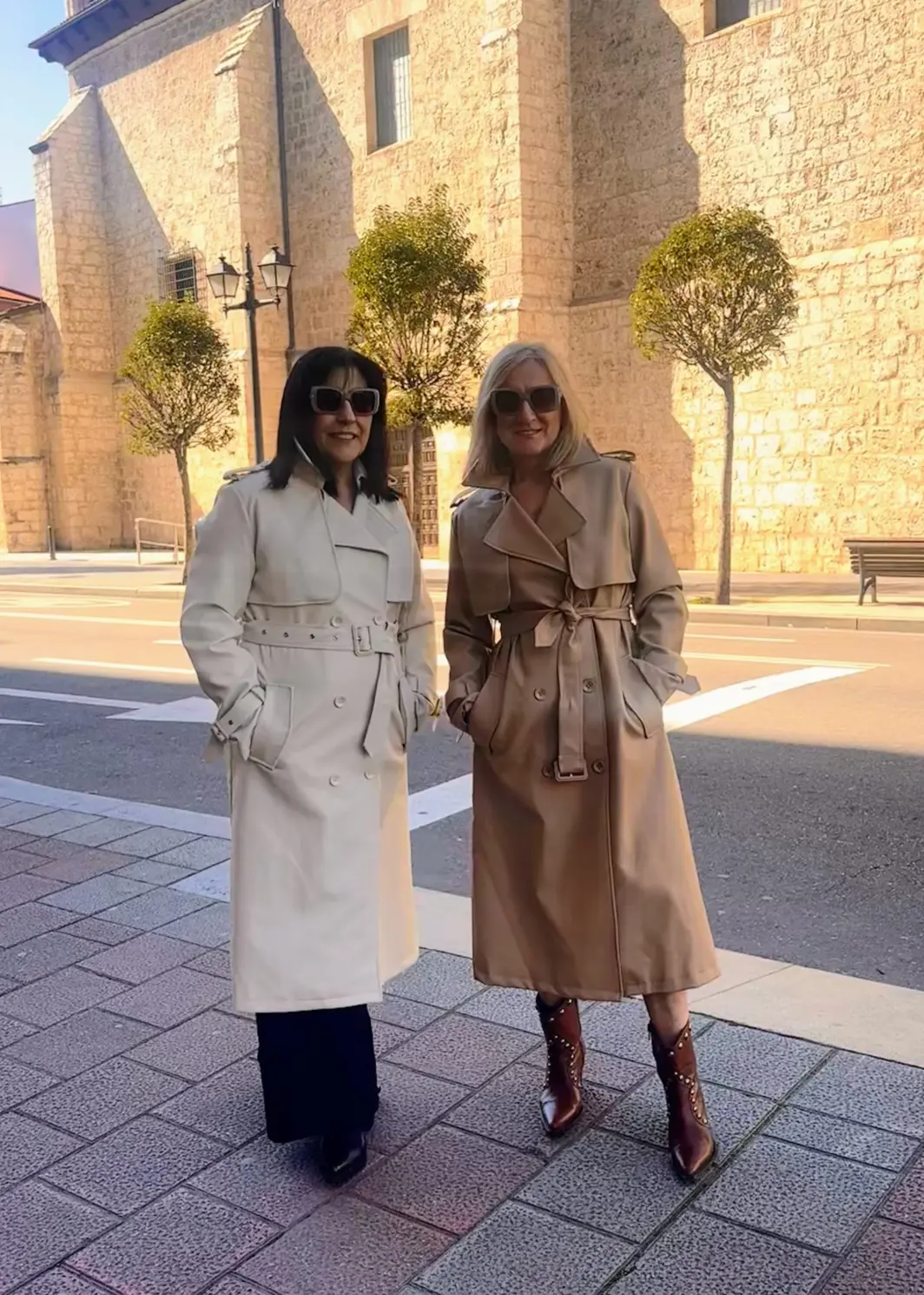 Gabardina de polipiel camel y beige claro