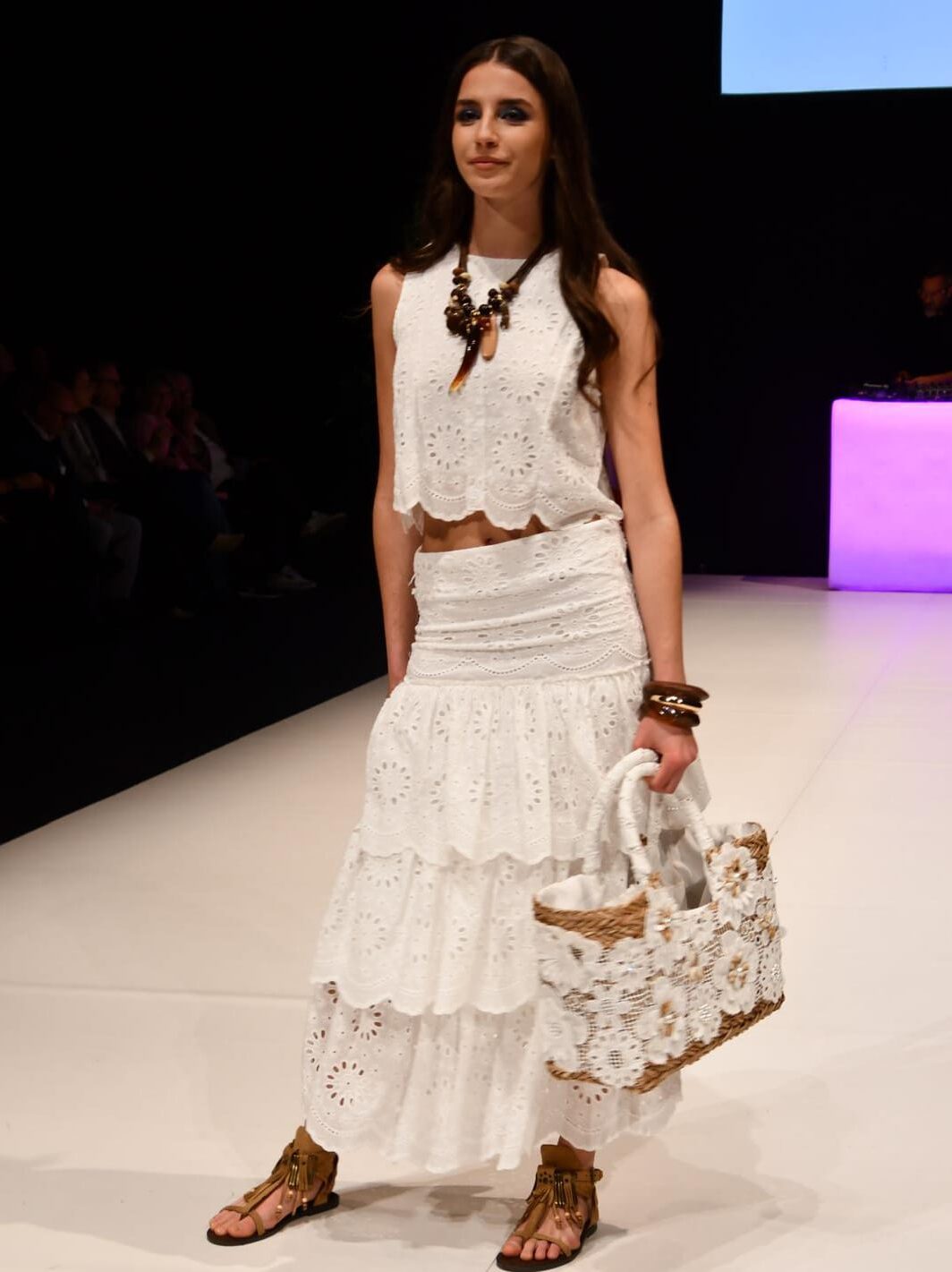 Conjunto blanco con bordado brocado