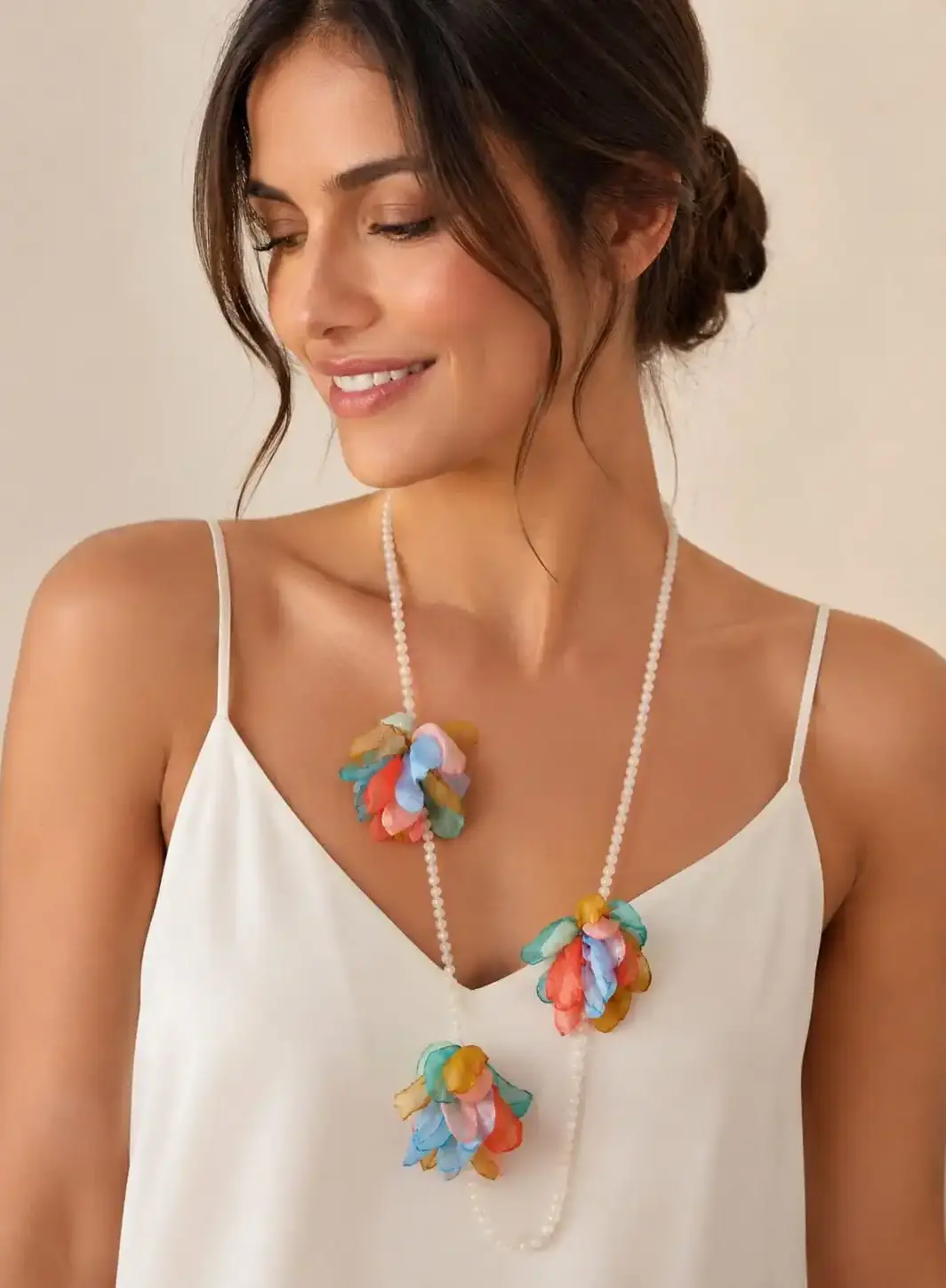 Collar Largo con Abalorios y Flores de Tela