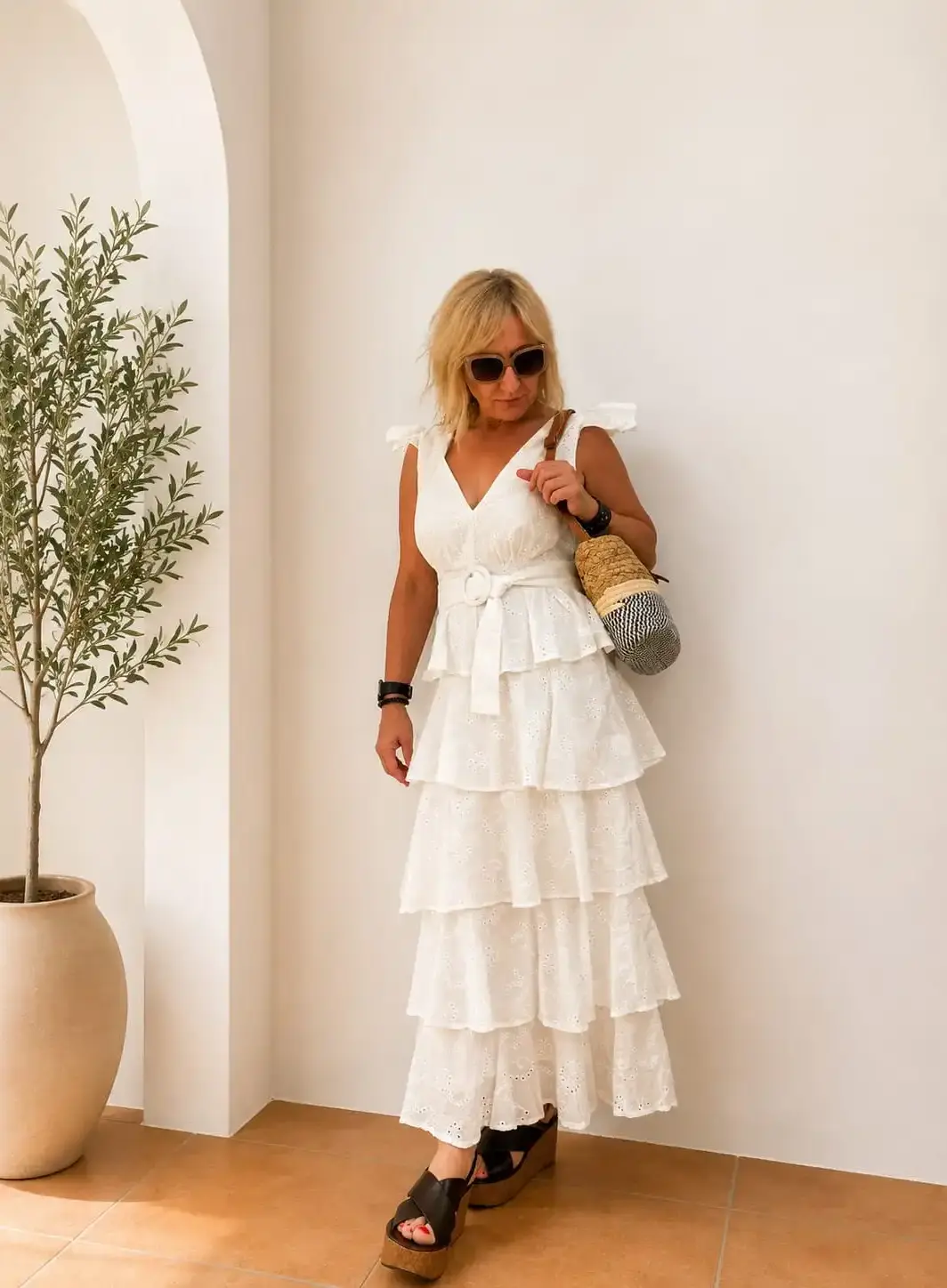 Vestido Blanco de Volantes con Cinturón