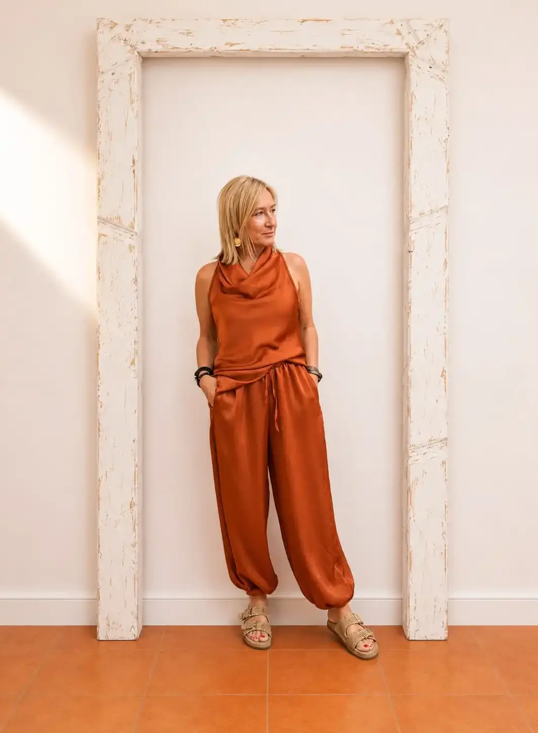 Conjunto Fluido con Blusa Asimétrica y Pantalón Bombacho