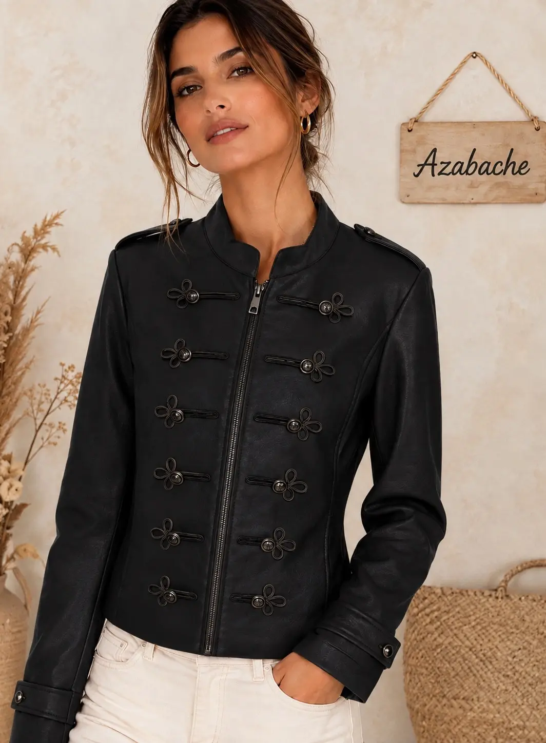 Chaqueta Negra de polipiel estilo militar con detalles decorativos