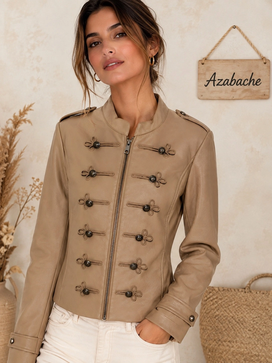 Chaqueta Beige de polipiel estilo militar con detalles decorativos