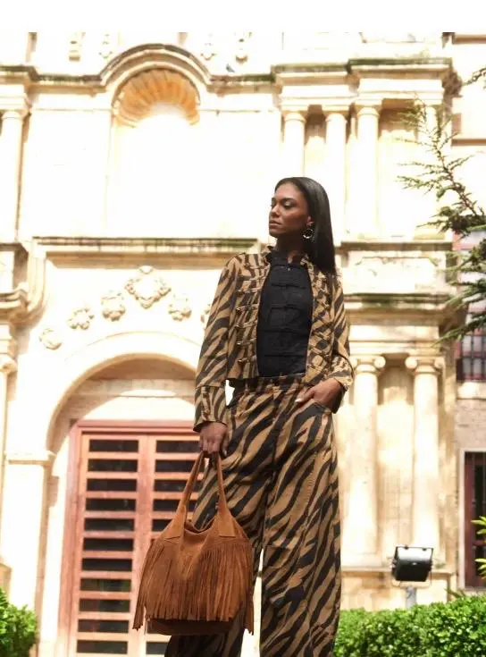 Pantalón JOT de corte ancho con estampado animal print