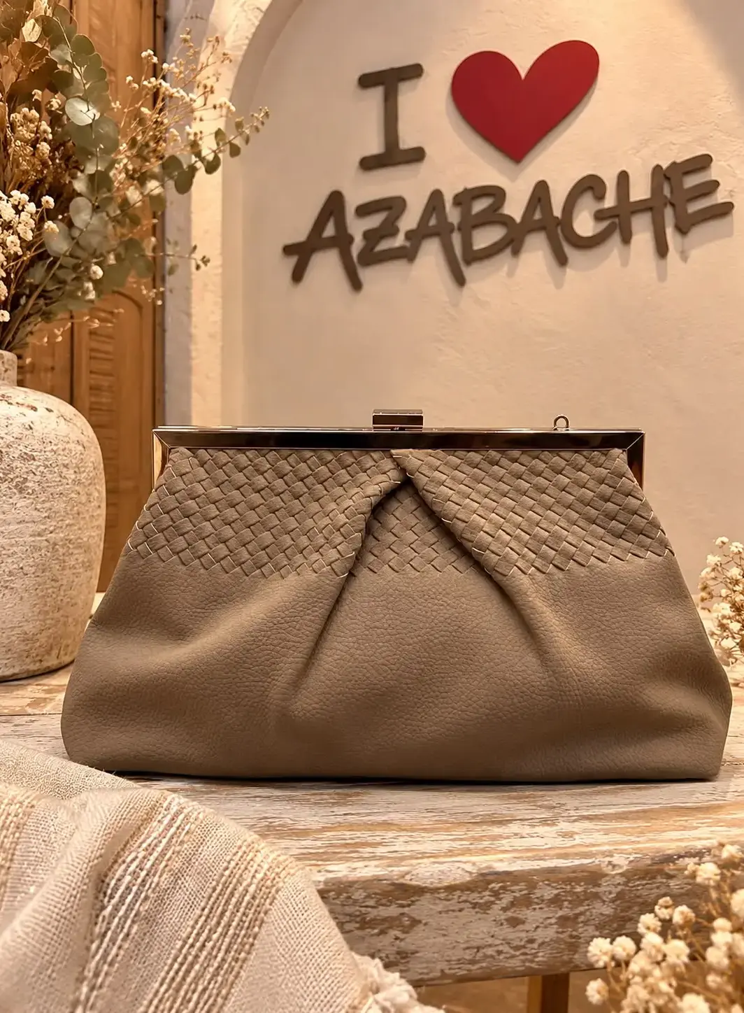 Bolso de mano con cadena