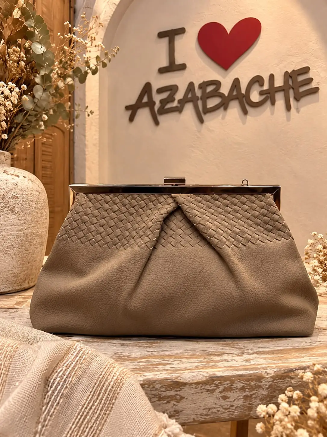 Bolso de mano con cadena