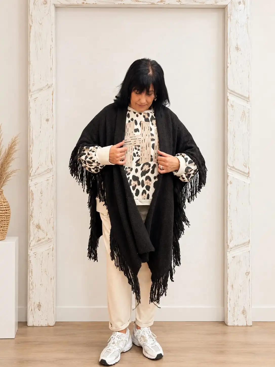 Capa tipo poncho con flecos