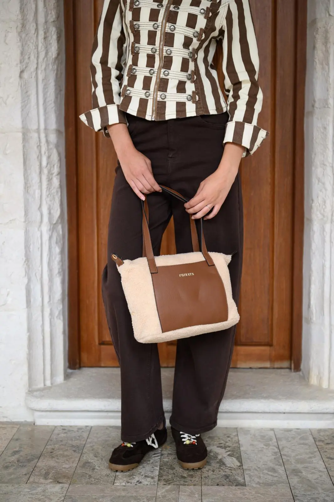 Bolso Privata de borreguito con detalles efecto piel